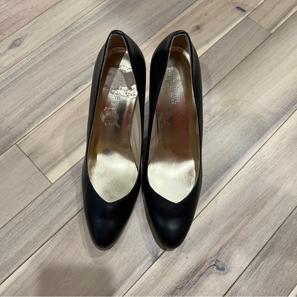 Black Michael Kors pump heel
